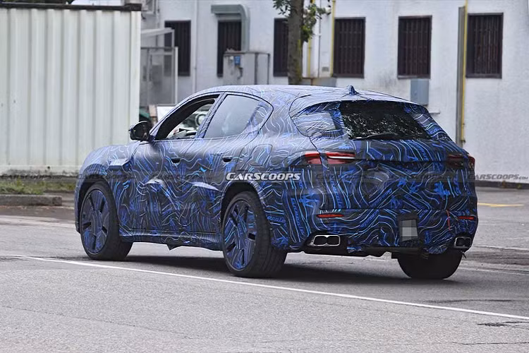 Nét mềm mại của những đường gân trên nắp ca-pô rất hợp tông với thiết kế mềm mại của cột A cũng như phần kính cửa sổ ở hai bên thân xe. Mui nóc ở đuôi được làm dốc về sau, khá giống với cách thiết kế của đối thủ Porsche Macan.