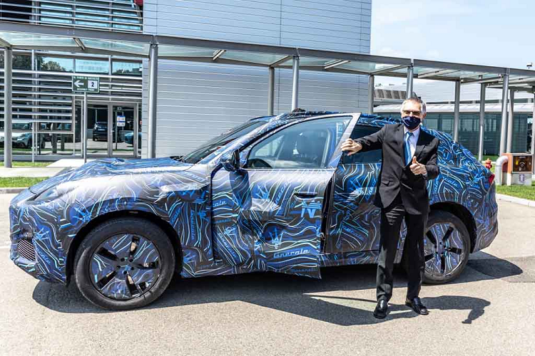 Vài tháng trước, CEO của Stellantis - tập đoàn xe hơi được thành lập hồi tháng 1/2021 với sự quy tụ của hai ông lớn châu Âu là Fiat Chrysler Automobiles và Peugeot PSA - ông Carlos Tavares cũng đã đích thân lái một chiếc Maserati Grecale 2022 mới khác để chạy thử. Tuy nhiên đó chỉ là trong khuôn khổ một sự kiện kín của hãng.