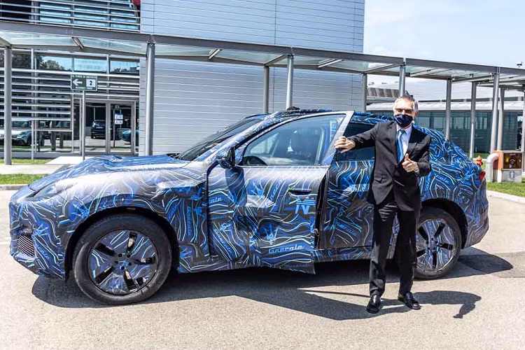 Vài tháng trước, CEO của Stellantis - tập đoàn xe hơi được thành lập hồi tháng 1/2021 với sự quy tụ của hai ông lớn châu Âu là Fiat Chrysler Automobiles và Peugeot PSA - ông Carlos Tavares cũng đã đích thân lái một chiếc Maserati Grecale 2022 mới khác để chạy thử. Tuy nhiên đó chỉ là trong khuôn khổ một sự kiện kín của hãng.