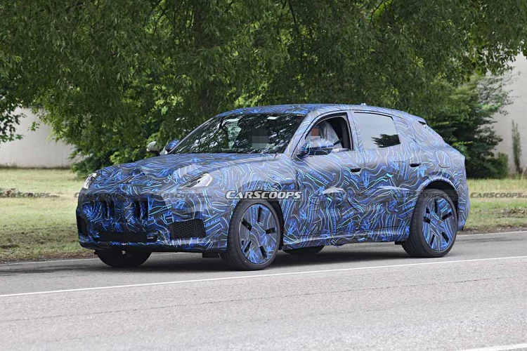 Còn hôm nay, chiếc xe crossover Maserati Grecale 2022 hoàn toàn mới của hãng xe sang Italia đã được ống kính của các phóng viên ghi lại khi đang băng băng lăn bánh trên đường phố châu Âu. Dù được dán kính lớp camo nguỵ trang, tuy nhiên chiếc xe đã lộ rõ các góc cạnh hơn qua những hình ảnh được ghi lại từ nhiều hướng khác nhau.