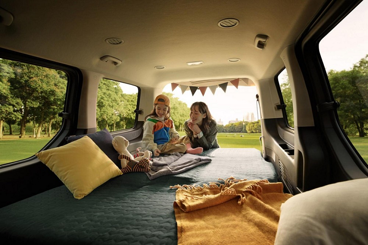 Trong khi đó, bản cao cấp của xe sẽ dùng lưới tản nhiệt cỡ lớn với mắt lưới hình tổ ong giống Hyundai SantaFe 2021. Cụm đèn pha của bản này được thiết kế hình chữ nhật với 8 bóng chia thành 2 hàng nằm dọc. Chưa hết, mẫu MPV mới của hãng Hyundai còn có dải đèn LED định vị ban ngày nằm trên nắp ca-pô. Dải đèn này kéo dài đến hết chiều rộng của nắp ca-pô và nằm ngay bên trên logo của hãng Hyundai.