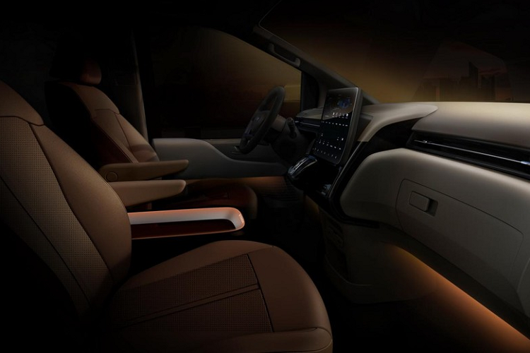 So với "đồng hương" Kia Sedona 2021 vốn có chiều dài 5.155 mm, rộng 1.995 mm, cao 1.775 mm và chiều dài cơ sở 3.090 mm, Hyundai Staria mới rõ ràng lớn hơn nhiều. Không chỉ đồ sộ, mẫu xe MPV Hyundai Staria 2021 còn có thiết kế ngoại thất táo bạo và hướng đến tương lai. Trên đầu xe, mẫu MPV mới này được trang bị được trang bị lưới tản nhiệt hình chữ nhật với mắt lưới hình lục giác ở bản cấp thấp. Nằm hai bên lưới tản nhiệt là cụm đèn pha hình vuông với 4 bóng.