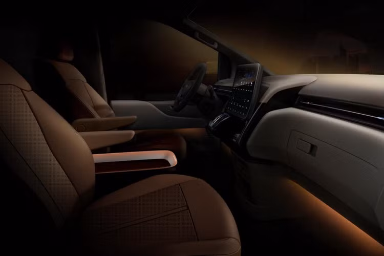 So với "đồng hương" Kia Sedona 2021 vốn có chiều dài 5.155 mm, rộng 1.995 mm, cao 1.775 mm và chiều dài cơ sở 3.090 mm, Hyundai Staria mới rõ ràng lớn hơn nhiều. Không chỉ đồ sộ, mẫu xe MPV Hyundai Staria 2021 còn có thiết kế ngoại thất táo bạo và hướng đến tương lai. Trên đầu xe, mẫu MPV mới này được trang bị được trang bị lưới tản nhiệt hình chữ nhật với mắt lưới hình lục giác ở bản cấp thấp. Nằm hai bên lưới tản nhiệt là cụm đèn pha hình vuông với 4 bóng.