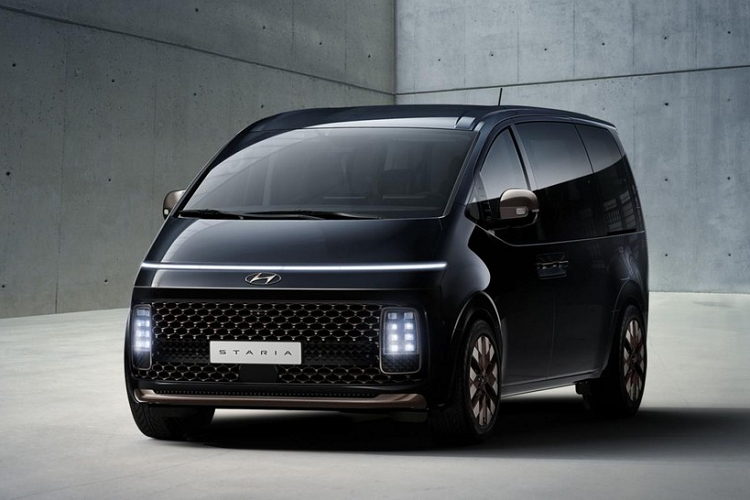 Trong đó, Hyundai Staria Lounge Limousine sẽ được trang bị trần cao, màn hình 25 inch bên trong và bậc lên xuống chỉnh điện.