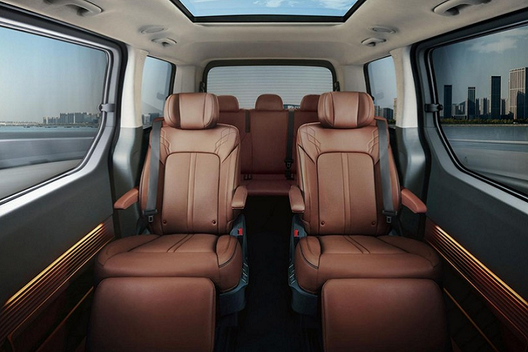 Bên sườn, Hyundai Staria 2021 được trang bị cửa sổ cỡ lớn, mở rộng, và đường chân kính hạ thấp hơn bình thường, mang đến cảm giác cao cấp và rộng rãi cho nội thất trong xe. Trong khi đó, đuôi xe đi kèm cụm đèn hậu nằm dọc cỡ lớn với thiết kế điểm ảnh Parametric Pixel giống Hyundai Ioniq 5 mới và cản sau thấp, giúp việc chất, dỡ đồ lên xe dễ dàng hơn. Tiếp đến là cửa trượt bên sườn và cửa cốp sau đều chỉnh điện thông minh.