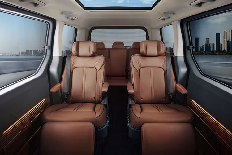 Bên sườn, Hyundai Staria 2021 được trang bị cửa sổ cỡ lớn, mở rộng, và đường chân kính hạ thấp hơn bình thường, mang đến cảm giác cao cấp và rộng rãi cho nội thất trong xe. Trong khi đó, đuôi xe đi kèm cụm đèn hậu nằm dọc cỡ lớn với thiết kế điểm ảnh Parametric Pixel giống Hyundai Ioniq 5 mới và cản sau thấp, giúp việc chất, dỡ đồ lên xe dễ dàng hơn. Tiếp đến là cửa trượt bên sườn và cửa cốp sau đều chỉnh điện thông minh.