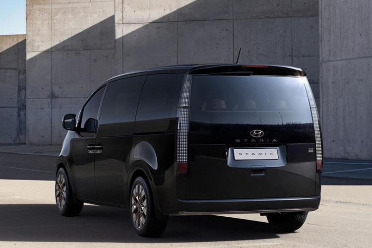Cấu hình ghế sẽ ảnh hưởng đến thể tích khoang hành lý của xe. Ở phiên bản 2 chỗ và 3 chỗ, Hyundai Staria 2021 có thể tích khoang hành lý lên đến gần 5.000 lít. Đa dạng về lựa chọn phiên bản và cấu hình ghế thôi chưa đủ, Hyundai Staria 2021 còn có khá nhiều trang bị hiện đại. Theo đó, ở bản cao cấp, xe sẽ được trang bị màn hình trung tâm 10,25 inch và màn hình chỉnh điều hòa tích hợp làm một. Sau vô lăng là màn hình màu LCD của bảng đồng hồ với 3 chế độ hiển thị là Eco, Comfort và Sport tiêu chuẩn.