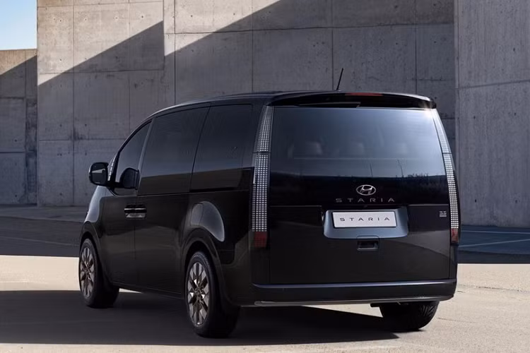 Cấu hình ghế sẽ ảnh hưởng đến thể tích khoang hành lý của xe. Ở phiên bản 2 chỗ và 3 chỗ, Hyundai Staria 2021 có thể tích khoang hành lý lên đến gần 5.000 lít. Đa dạng về lựa chọn phiên bản và cấu hình ghế thôi chưa đủ, Hyundai Staria 2021 còn có khá nhiều trang bị hiện đại. Theo đó, ở bản cao cấp, xe sẽ được trang bị màn hình trung tâm 10,25 inch và màn hình chỉnh điều hòa tích hợp làm một. Sau vô lăng là màn hình màu LCD của bảng đồng hồ với 3 chế độ hiển thị là Eco, Comfort và Sport tiêu chuẩn.