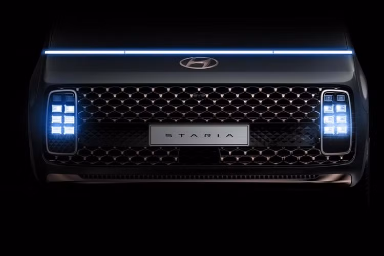 Nội thất của Hyundai Staria 2021 bản Lounge được bọc da và có 4 tùy chọn màu. Là xe MPV nên đương nhiên Hyundai Staria 2021 cũng có nội thất thực dụng với nhiều ngăn đựng đồ. Ở dưới bảng đồng hồ, khu vực trên/dưới cụm điều khiển trung tâm và dưới bệ tì tay trung tâm đều có ngăn chứa đồ. Được trang bị nắp che, ngăn đựng đồ dưới bệ tì tay trung tâm của xe có cả ngăn đựng cốc và cổng USB.