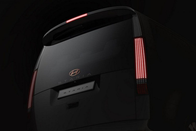 Ở bản 7 chỗ, Hyundai Staria 2021 sẽ có 2 ghế thương gia nằm độc lập ở giữa và có chế độ thư giãn, kích hoạt bằng nút bấm. Ghế này cũng có thể ngả ra sau hoặc trượt lên/xuống chỉnh điện. Trong khi đó, bản 9 chỗ lại đi kèm hàng ghế thứ 2 có thể xoay 180 độ, đối mặt với hàng ghế thứ 3. Những trang bị đáng chú ý khác của mẫu MPV cỡ lớn này bao gồm nút bấm chọn số thay cho cần số truyền thống, hệ thống đèn viền nội thất 64 màu, 2 cửa sổ trời, điều hòa tự động, ghế trước sưởi ấm/làm mát và vô lăng rung để cảnh báo.