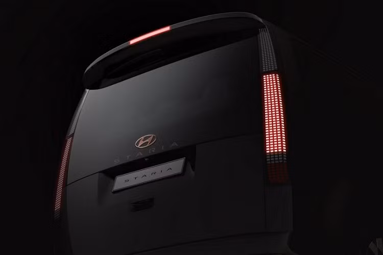 Ở bản 7 chỗ, Hyundai Staria 2021 sẽ có 2 ghế thương gia nằm độc lập ở giữa và có chế độ thư giãn, kích hoạt bằng nút bấm. Ghế này cũng có thể ngả ra sau hoặc trượt lên/xuống chỉnh điện. Trong khi đó, bản 9 chỗ lại đi kèm hàng ghế thứ 2 có thể xoay 180 độ, đối mặt với hàng ghế thứ 3. Những trang bị đáng chú ý khác của mẫu MPV cỡ lớn này bao gồm nút bấm chọn số thay cho cần số truyền thống, hệ thống đèn viền nội thất 64 màu, 2 cửa sổ trời, điều hòa tự động, ghế trước sưởi ấm/làm mát và vô lăng rung để cảnh báo.