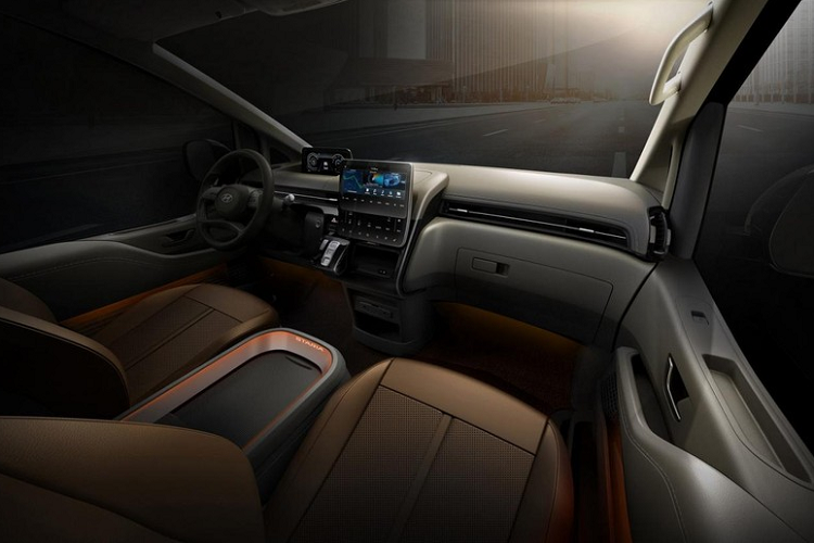Bước vào bên trong Hyundai Staria 2021, người dùng được chào đón bằng không gian nội thất có nhiều cấu hình ghế, tùy phiên bản. Cụ thể hơn, Hyundai Staria 2021 bản Tourer có 2 cấu hình nội thất là 9 chỗ và 11 chỗ. Bản Cargo vốn là xe van nên có 2 cấu hình ghế 3 chỗ và 5 chỗ. Riêng bản Lounge có 2 cấu hình ghế là 7 chỗ và 9 chỗ đồng thời nhắm đến việc cạnh tranh với Kia Sedona 2021.