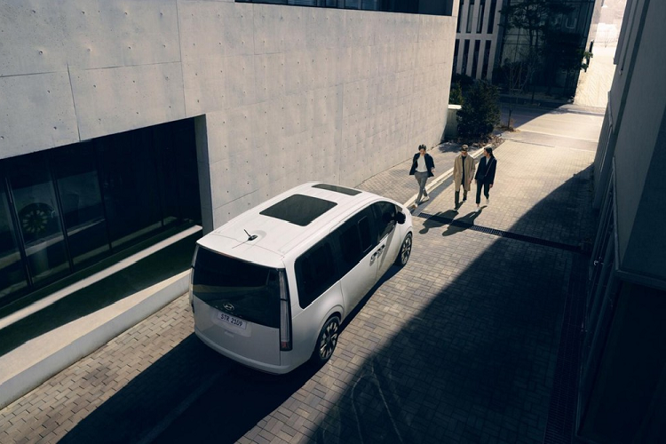 Khi mua Hyundai Staria 2021, khách hàng Hàn Quốc có thể lựa chọn giữa 1 trong 2 tùy chọn động cơ. Thứ nhất là động cơ diesel 4 xi-lanh, dung tích 2.2L, sản sinh công suất tối đa 174 mã lực và mô-men xoắn cực đại 431 Nm. Động cơ này kết hợp với hộp số sàn 6 cấp hoặc tự động 8 cấp. Thứ hai là động cơ Smartstream 3.5L chạy bằng khí gas hóa lỏng (LPG) với công suất tối đa 268 mã lực và mô-men xoắn cực đại 331 Nm. Động cơ này chỉ đi với hộp số tự động 8 cấp.