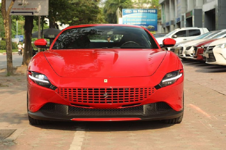 Với việc nhập về nước đến 2 chiếc siêu xe Ferrari phiên bản 4 chỗ ngồi mang tên gọi Roma đã cho thấy giới nhà giàu Việt bắt đầu quan tâm đến những chú ngựa chồm có đến 4 ghế ngồi. Trong khi chiếc siêu xe Ferrari Roma đầu tiên về nước được cho đã vào Sài thành định cư thì chiếc Ferrari Roma màu độc thứ 2 vẫn ở Hà Nội.