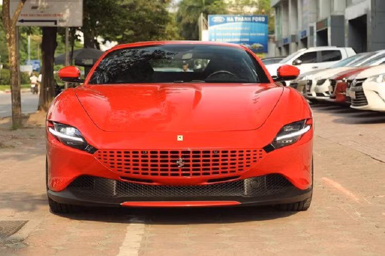 Với việc nhập về nước đến 2 chiếc siêu xe Ferrari phiên bản 4 chỗ ngồi mang tên gọi Roma đã cho thấy giới nhà giàu Việt bắt đầu quan tâm đến những chú ngựa chồm có đến 4 ghế ngồi. Trong khi chiếc siêu xe Ferrari Roma đầu tiên về nước được cho đã vào Sài thành định cư thì chiếc Ferrari Roma màu độc thứ 2 vẫn ở Hà Nội.