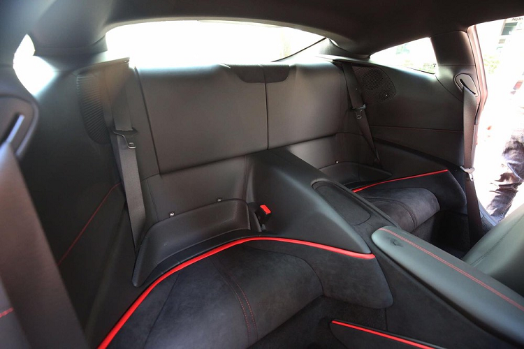 Trong khi đó, siêu xe 4 chỗ ngồi Ferrari Roma sẽ có mức giá bán từ 21,23 triệu Baht, tương đương 15,9 tỷ đồng tại thị trường Thái Lan. Khác với Thái Lan, siêu xe Ferrari Roma chỉ có giá trước thuế là 968.000 RM, tương đương 5,25 tỷ đồng tại Malaysia, mức giá này chưa bao gồm các tuỳ chọn cơ bản.