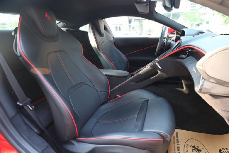 Siêu xe 4 chỗ ngồi Ferrari Roma thứ 2 về Việt Nam còn có nhiều chi tiết carbon ở ngoại thất và bộ mâm đa chấu kép của xe sơn màu bạc. Nội thất chiếc siêu xe Ferrari Roma mang màu đỏ mới về nước có ghế ngồi bọc da màu đen và viền đỏ. Hiện chưa rõ giá xe Ferrari Roma thứ 2 về nước, chỉ biết rằng, giá xe Ferrari Roma đầu tiên về nước được bán ra lên đến 22 tỷ đồng tại Việt Nam.