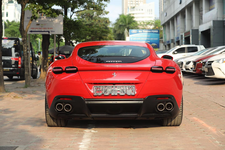 Vô-lăng siêu xe 4 chỗ ngồi Ferrari Roma tích hợp nhiều nút bấm khá tiện lợi cho người lái và kết hợp bọc da cũng như carbon, phía sau là lẫy chuyển số và màn hình cỡ lớn. Ngoài ra, Ferrari Roma còn được trang bị các nút chuyển chế độ lại mô phỏng theo các nút gạt của máy bay chiến đấu. Ferrari trang bị cho chiếc xe 4 chỗ ngồi Roma động cơ V8, tăng áp, dung tích 3.9 lít, tạo ra công suất tối đa 620 mã lực và mô-men xoắn cực đại 760 Nm