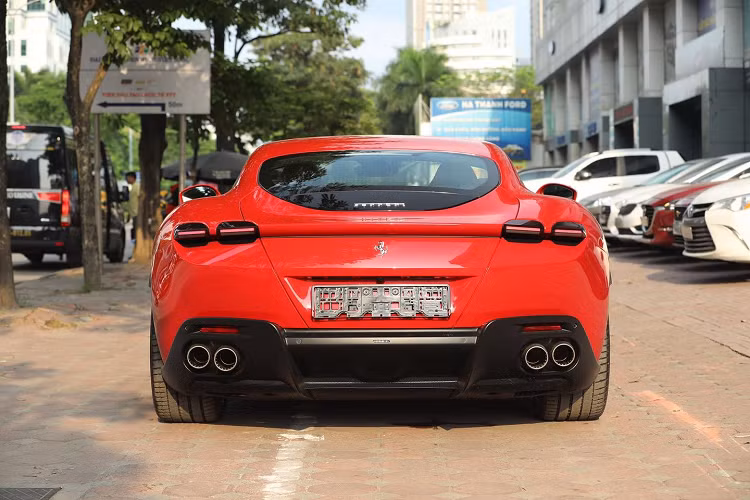 Vô-lăng siêu xe 4 chỗ ngồi Ferrari Roma tích hợp nhiều nút bấm khá tiện lợi cho người lái và kết hợp bọc da cũng như carbon, phía sau là lẫy chuyển số và màn hình cỡ lớn. Ngoài ra, Ferrari Roma còn được trang bị các nút chuyển chế độ lại mô phỏng theo các nút gạt của máy bay chiến đấu. Ferrari trang bị cho chiếc xe 4 chỗ ngồi Roma động cơ V8, tăng áp, dung tích 3.9 lít, tạo ra công suất tối đa 620 mã lực và mô-men xoắn cực đại 760 Nm