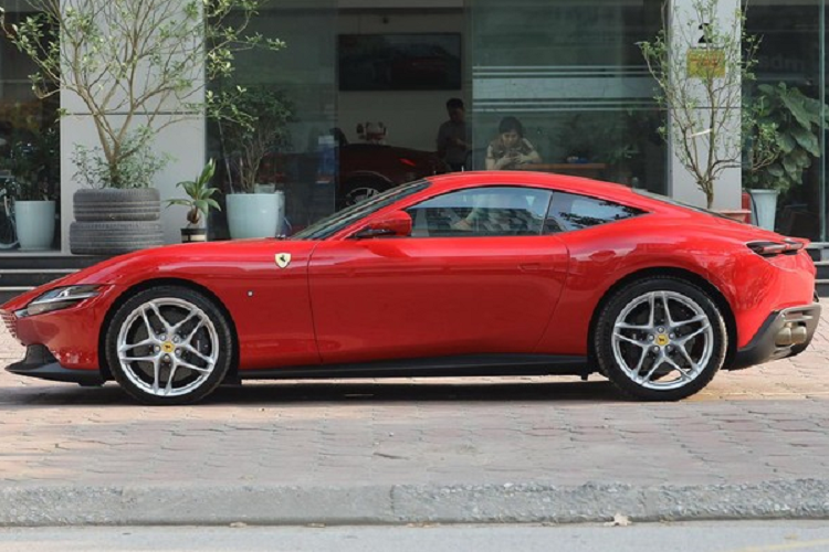 Chưa hết, bên trong khoang lái của mẫu siêu xe 4 chỗ ngồi Ferrari Roma có cụm màn hình giải trí đặt dọc cỡ lớn, phía trước mặt người ngồi ghế phụ được trang bị thêm một màn hình giải trí nhưng không rõ liệu đây sẽ là trang bị tiêu chuẩn hay là tùy chọn giống như trên Ferrari Portofino.