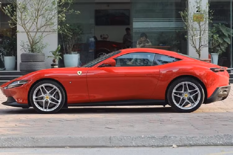 Chưa hết, bên trong khoang lái của mẫu siêu xe 4 chỗ ngồi Ferrari Roma có cụm màn hình giải trí đặt dọc cỡ lớn, phía trước mặt người ngồi ghế phụ được trang bị thêm một màn hình giải trí nhưng không rõ liệu đây sẽ là trang bị tiêu chuẩn hay là tùy chọn giống như trên Ferrari Portofino.