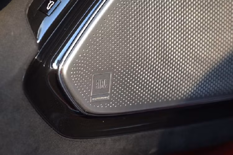 Ferrari Roma chính là sản phẩm mà hãng xe Ý dành tặng cho các khách hàng thân thuộc của họ từng phàn nàn rằng mình không có siêu xe 4 chỗ ngồi nào đúng ý nghĩa để vừa trải nghiệm tốc độ, được chở đủ gia đình có 2 vợ chồng và con cái và quan trọng hơn là ngoại hình thật sự ấn tượng.