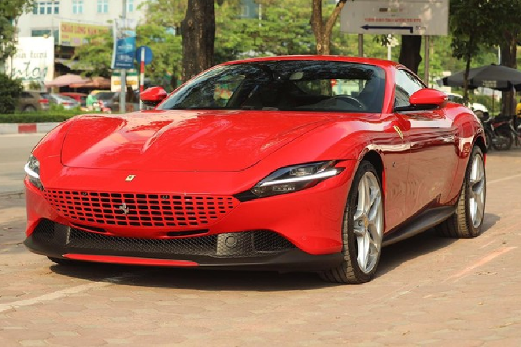 Hãng siêu xe đến từ Ý mang đến tên gọi Ferrari Roma cho chiếc Coupe 2+2 hoàn toàn mới được ra mắt trong một sự kiện diễn ra ở Roma, Italy vào cuối tháng 11/2019. Nhìn bên ngoài hình dáng của Ferrari Roma có thể thấy xe mang thiết kế cổ điển của những năm 1950 và 1960 được hãng siêu xe Ý gọi là “La Dolce Vita”.
