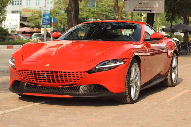 Hãng siêu xe đến từ Ý mang đến tên gọi Ferrari Roma cho chiếc Coupe 2+2 hoàn toàn mới được ra mắt trong một sự kiện diễn ra ở Roma, Italy vào cuối tháng 11/2019. Nhìn bên ngoài hình dáng của Ferrari Roma có thể thấy xe mang thiết kế cổ điển của những năm 1950 và 1960 được hãng siêu xe Ý gọi là “La Dolce Vita”.