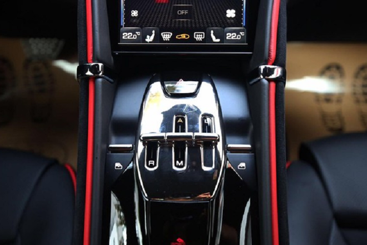 Không thể nói rằng Ferrari Roma sinh ra để kế thừa những gì các mẫu xe 4 chỗ ngồi Coupe 2+2 như Ferrari FF hay Ferrari GTC4Lusso để lại, mà nói đúng hơn là Ferrari Roma mở ra một tương lai mới cho dòng siêu xe gia đình của hãng xe ngựa chồm.