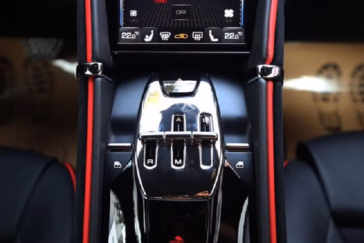 Không thể nói rằng Ferrari Roma sinh ra để kế thừa những gì các mẫu xe 4 chỗ ngồi Coupe 2+2 như Ferrari FF hay Ferrari GTC4Lusso để lại, mà nói đúng hơn là Ferrari Roma mở ra một tương lai mới cho dòng siêu xe gia đình của hãng xe ngựa chồm.