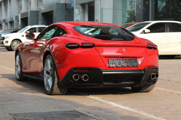 Bước vào bên trong khoang lái, siêu xe 4 chỗ ngồi Ferrari Roma có các ghế ngồi bọc da cao cấp, da Alcantara cũng như viền kim loại và đen bóng. Hàng ghế sau trên siêu xe Ferrari Roma vẫn đủ chỗ cho người lớn ngồi nhưng tất nhiên là không thoải mái như các mẫu xe sang.