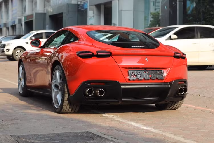 Bước vào bên trong khoang lái, siêu xe 4 chỗ ngồi Ferrari Roma có các ghế ngồi bọc da cao cấp, da Alcantara cũng như viền kim loại và đen bóng. Hàng ghế sau trên siêu xe Ferrari Roma vẫn đủ chỗ cho người lớn ngồi nhưng tất nhiên là không thoải mái như các mẫu xe sang.