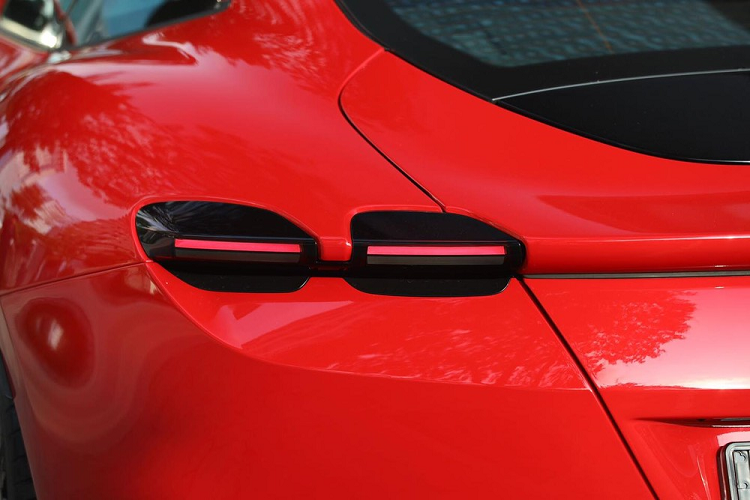 Nhìn từ thiết kế của siêu xe Ferrari Roma sẽ thấy rõ điều này, những đường nét góc cạnh kết hợp bo tròn hay vuốt cong rất sexy của những chú ngựa chồm 2 chỗ ngồi vẫn có trên Ferrari Roma. Ferrari FF và Ferrari GTC4Lusso có thiết kế đầu xe khá ổn nhưng thiết kế đuôi xe theo trường phái Grand Tourer cổ điển nên khá thô khi nhìn nửa thân sau. Cảm giác như phần đuôi xe của Ferrari FF và Ferrari GTC4Lusso như các chú ngựa bị "dị ứng" với thuốc nên phồng lên quá cỡ.