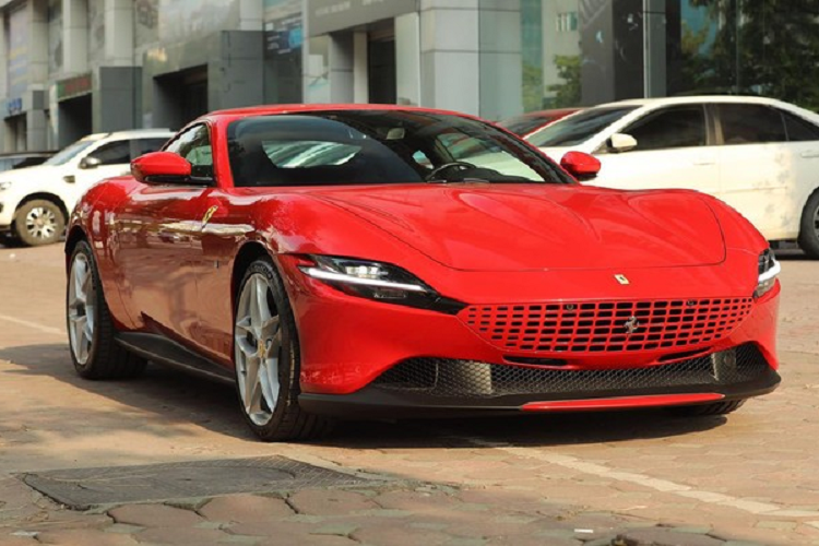 Chiếc Coupe 2+2 mới nhất của hãng siêu xe Ferrari được kết nối với hộp số ly hợp kép 8 cấp tương tự như Ferrari SF90 Stradale. Những trang bị này cho phép chiếc Coupe Ferrari Roma nặng 1.472 kg có thể tăng tốc từ vị trí xuất phát lên 100 km/h chỉ trong thời gian 3,4 giây. Tốc độ 0-200 km/h, siêu xe Ferrari Roma cần thời gian 9,3 giây, trước khi đạt tốc độ tối đa hơn 320 km/h.