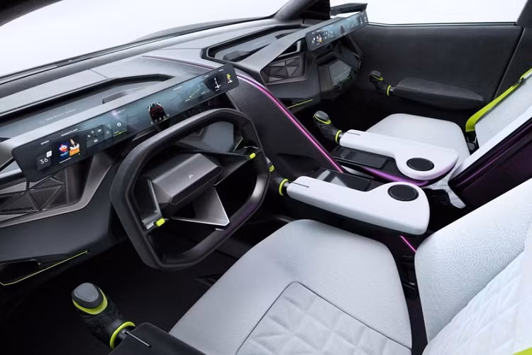 Những đặc điểm thiết kế ngoại thất thú vị khác của Holograktor bao gồm bộ la-zăng 22 inch tối ưu khí động học, đèn laser, cửa tự sát, và một cấu trúc hình như con tôm trên nóc xe. Cấu trúc này là bộ phận chứa phần cứng cho công nghệ của hệ thống ảnh 3 chiều, vốn là trọng tâm chính của mẫu xe concept của WayRay. Cửa trước mở lên trên trong khi cửa sau tích hợp cột B và một phần nóc xe để người dùng dễ bước vào cabin bố cục chỗ ngồi 2+1 hơn.