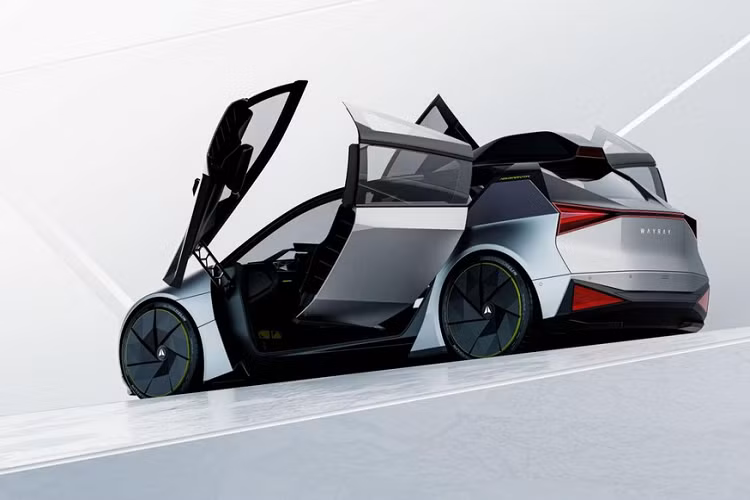 Bắt đầu từ thiết kế ngoại thất, Holograktor về cơ bản là một chiếc hatchback 5 cửa với bề ngoài lấy cảm hứng từ chủ nghĩa kiến tạo của Nga. Những chi tiết trông giống lăng kính tam giác của xe là một “cái gật đầu” đối với lai lịch người Nga của cả CEO, Vitaly Ponomarev, và nhà thiết kế Sasha Selipanov, người từng tham gia phát triển Lamborghini Huracán, Genesis Essentia, Bugatti Chiron và Koenigsegg Gemera.