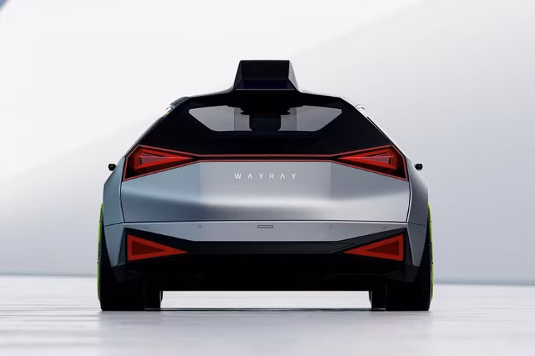 Các mô tơ điện với công suất không được tiết lộ sẽ có khả năng giúp xe tăng tốc 0-100 km/h trong 3,9 giây, và tốc độ tối đa 200 km/h. Holograktor chủ yếu được thiết kế để giới thiệu công nghệ ảnh 3 chiều True AR của WayRay, và công nghệ này có thể sẽ được đưa vào sản xuất thực tế theo cách này hay cách khác.