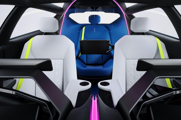 Mục tiêu của nhóm thiết kế là kết hợp nội thất rộng rãi với “ngoại thất cân đối”, phù hợp với “tất cả các quy định hiện hành và sắp áp dụng”. Do đó, trong khi mẫu xe concept WayRay Holograktor này hội tụ nhiều công nghệ tương lai, nó trông như một mẫu xe hợp pháp đi đường phố và sẵn sàng được đưa vào sản xuất.