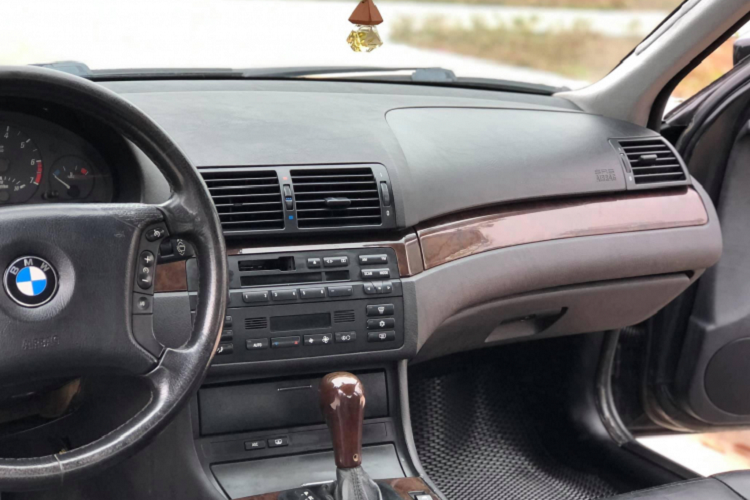 Sức mạnh được truyền xuống cầu sau (RWD), thông qua hộp số tự động 5 cấp (5AT).