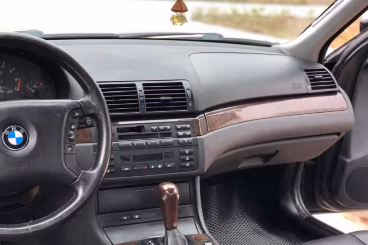 Sức mạnh được truyền xuống cầu sau (RWD), thông qua hộp số tự động 5 cấp (5AT).