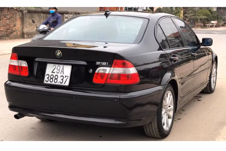 Tại thị trường Việt, BMW 318i bản số tự động từng được Liên doanh Hoà Bình – nhà phân phối cũ của BMW giới thiệu hồi năm 2002. Tại thời điểm đó, 318i phiên bản số tự động có giá bán khoảng 43.000 USD, đây là một số tiền không hề nhỏ ở thời điểm cách đây gần 20 năm.