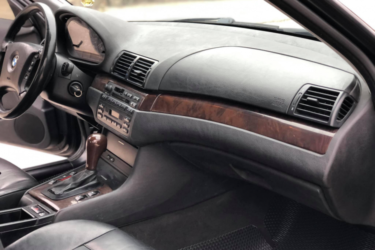 Nhờ đó, xe có khả năng tăng tốc từ 0-100 km/h trong khoảng 10 giây. Nếu đề cao công suất, người mua có thể tìm đến phiên bản 325i cao cấp và đời cao hơn sử dụng máy 6 xy-lanh dung tích 2.5L (189hp + 245Nm).