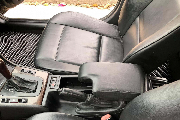 Trên thị trường xe cũ, BMW 3 Series thế hệ cũ E46 có giá bán hiện tại từ 170 - 300 triệu đồng, tùy thuộc vào phiên bản, tình trạng và độ chất của xe