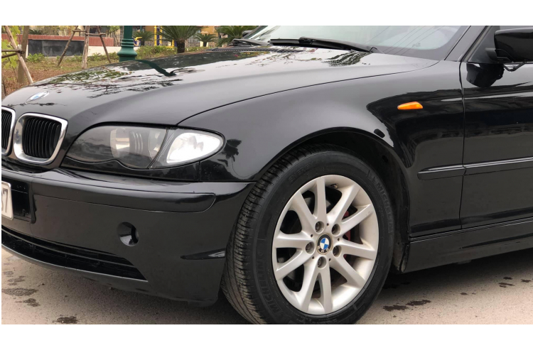 BMW 3 Series đời này thích hợp dành cho những khách hàng muốn trải nghiệm xe Đức với giá rẻ, đề cao cảm giác lái, yêu phong cách thiết kế của thế hệ 3 Series này.