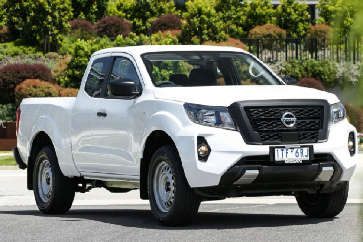 Tại thị trường Úc, tất cả các phiên bản của mẫu xe bán tải Nissan Navara 2021 đều được trang bị cụm đồng hồ hỗ trợ lái 7 inch mới, đi kèm với đồng hồ analog. Hệ thống thông tin giải trí sử dụng màn hình cảm ứng 8 inch hỗ trợ kết nối với Apple CarPlay và Android Auto. Radio kỹ thuật số là trang bị tiêu chuẩn cho phiên bản ST có giá bán thấp nhất, phiên bản tầm trung ST-X được trang bị ghế Da. Ở phiên bản cao cấp Pro-4X có thêm lựa chọn màu xám xi măng (Stealth Grey) thời thượng.