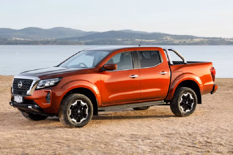 Nội thất bản PRO-4X cao cấp nhất (trong ảnh là bản số sàn) được thêu trang trí logo PRO-4X ở ghế và đường chỉ may màu sắc nổi bật. Để theo kịp các đối thủ trong phân khúc bán tải cỡ trung ngày càng có nhiều “đồ chơi” an toàn và hỗ trợ lái hiện đại, Nissan đã mang những công nghệ an toàn và hỗ trợ lái mới nhất lên Navara 2021