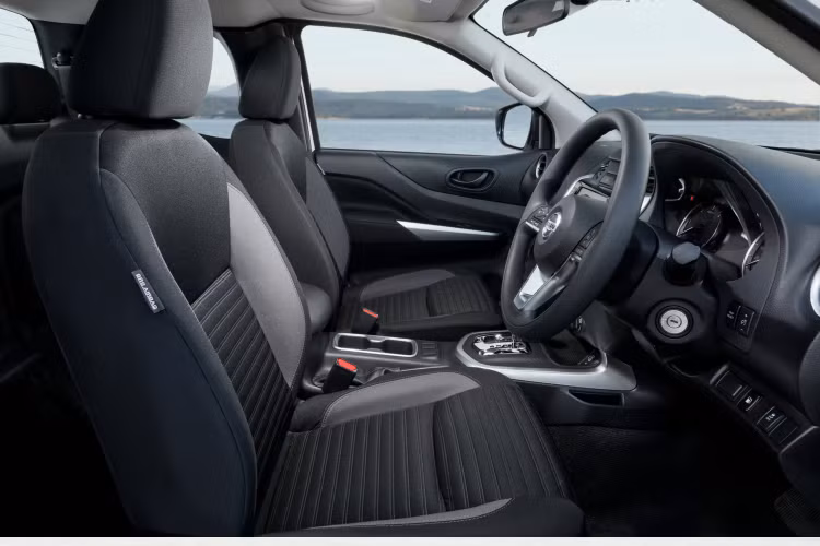 Tương tự như Thái Lan, Navara 2021 sử dụng động cơ dầu 4cyl dung tích 2.3L tăng áp kép (mã YS23DDTT) mới. Ở phiên bản cao cấp, động cơ dầu dùng bộ tăng áp kép mang công suất cực đại 190 mã lực tại vòng tua máy 3.750 vòng/phút và mô-men xoắn cực đại 450 Nm tại được tại dải vòng tua máy từ 1.500 – 2.500 vòng/phút.