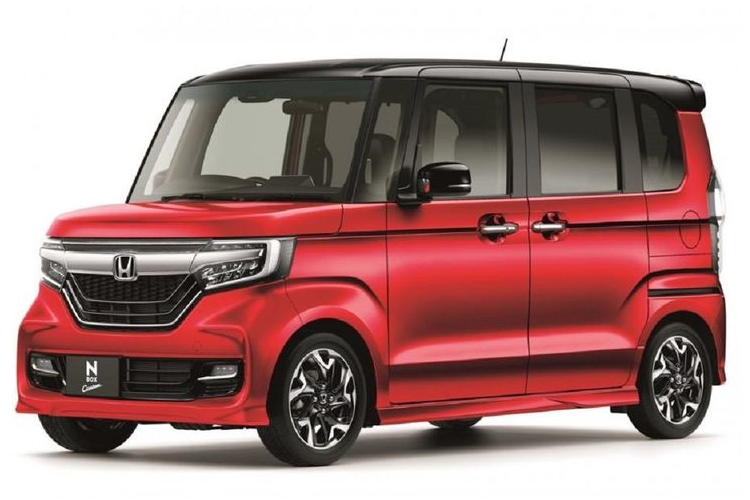 Là một mẫu xe kei khá ăn khách tại thị trường Nhật Bản, tháng 11 vừa qua, hãng xe Nhật Bản đã chính thức ra mắt phiên bản mới của mẫu Honda N-Box 2021 mới. Theo như những gì Honda công bố, mẫu N-Box sắp tới sẽ giữ nguyên tỷ lệ và hình dạng, tuy nhiên xe vẫn nhận được một số thay đổi nhỏ bao gồm phần mặt ca-lăng, đèn chiếu sáng và cản va được thiết kế lại, nội thất hiện đại hơn.