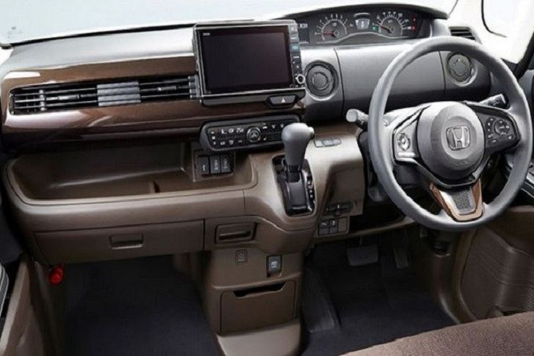 Cung cấp sức mạnh cho xe Honda N-Box thế hệ mới là động cơ 3 xi-lanh, DOHC dung tích 658cc, với hai tùy chọn động cơ gồm hút khí tự nhiên và tăng áp. Phiên bản hút khí tự nhiên có công suất 58 mã lực và mô-men xoắn cực đại 65 Nm, khả năng tiêu thụ nhiên liệu khoảng 3,7 lít/100 km. Phiên bản tăng áp cho công suất mạnh hơn với 64 mã lực, 104Nm mô-men xoắn và tiêu thụ khoảng 3,9 lít/ 100 km.