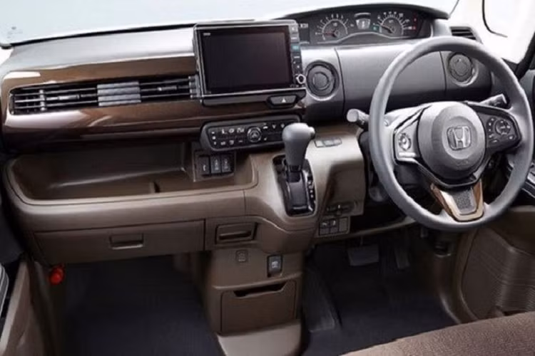 Cung cấp sức mạnh cho xe Honda N-Box thế hệ mới là động cơ 3 xi-lanh, DOHC dung tích 658cc, với hai tùy chọn động cơ gồm hút khí tự nhiên và tăng áp. Phiên bản hút khí tự nhiên có công suất 58 mã lực và mô-men xoắn cực đại 65 Nm, khả năng tiêu thụ nhiên liệu khoảng 3,7 lít/100 km. Phiên bản tăng áp cho công suất mạnh hơn với 64 mã lực, 104Nm mô-men xoắn và tiêu thụ khoảng 3,9 lít/ 100 km.